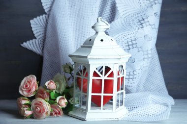 Kalp renk ahşap arka plan kafeste