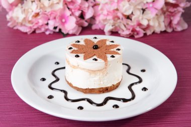 Tatlı pasta plaka üzerinde tablo yakın çekim çikolata ile