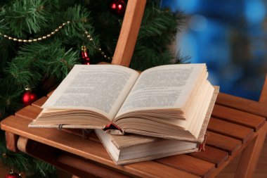 Noel ağacı arka koltuğa kitapları ile kompozisyon