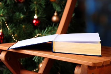 Noel ağacı arka koltuğa kitapları ile kompozisyon