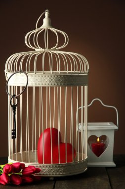 kalp dekoratif kafes kahverengi zemin üzerine ahşap tablo