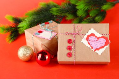 renkli arka plan üzerinde kağıt hediye kutuları