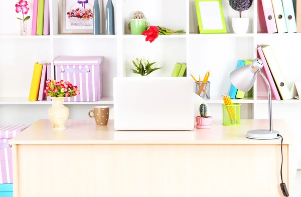 Lugar de trabajo con portátil, primer plano — Foto de Stock