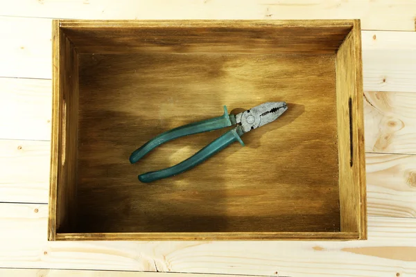 Instrument in houten doos, op een achtergrond met kleur — Stockfoto