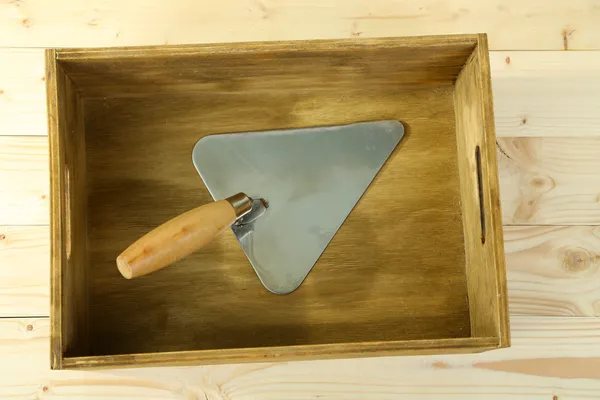 Instrumento en caja de madera, sobre fondo de color — Foto de Stock