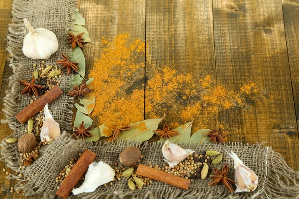 Borde de hierbas y especias, sobre fondo de madera — Foto de Stock