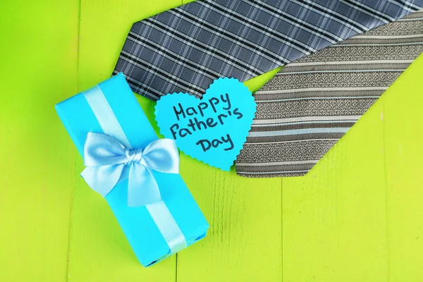快乐的父亲一天标记与礼品盒、 打领带，木制的背景上 — 图库照片