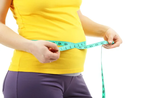 Schwangere misst ihren Bauch isoliert auf weiß — Stockfoto