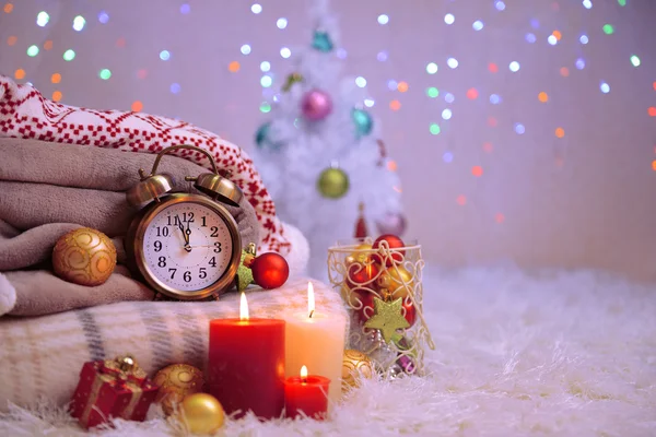Композиция с плитами, свечами и рождественскими украшениями, на белом ковре на ярком фоне — стоковое фото