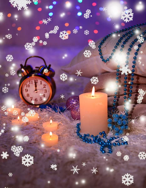 Composition avec plaids, bougies et décorations de Noël, sur tapis blanc sur fond lumineux — Photo