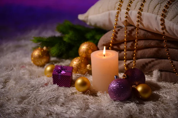 Composição com xadrez, velas e decorações de Natal, no tapete branco no fundo brilhante — Fotografia de Stock