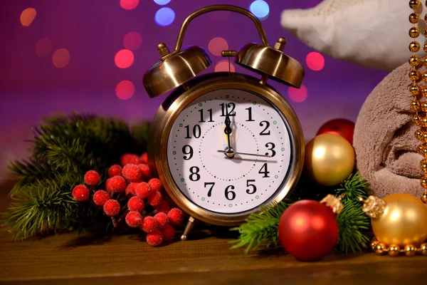 Gelas anggur, jam alarm retro dan dekorasi Natal di latar belakang cerah — Stok Foto