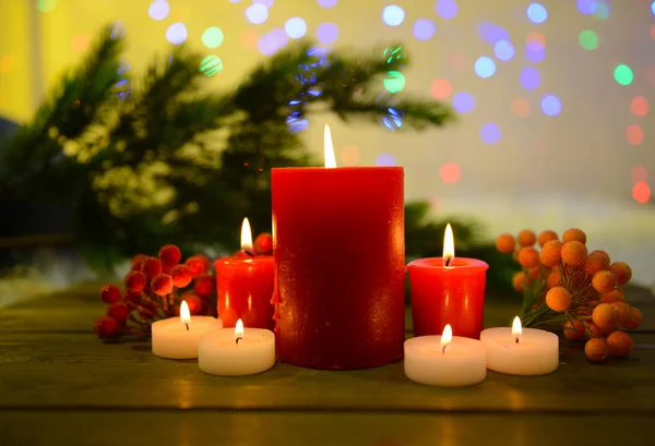 Candele e decorazioni natalizie su sfondo luminoso — Foto Stock