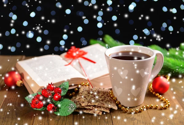 暗い背景上のテーブルにコーヒーおよびクリスマスの装飾のカップと本の組成 — ストック写真