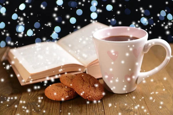 Composición del libro con taza de café sobre la mesa sobre fondo oscuro — Foto de Stock