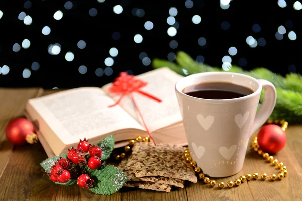 Složení knihy s šálkem kávy a Vánoční dekorace na stůl na tmavém pozadí — Stock fotografie