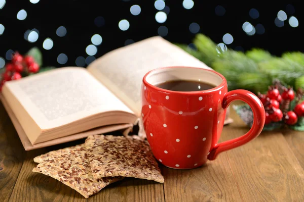本书带杯咖啡和圣诞装饰品上深色背景表格的组成 — 图库照片