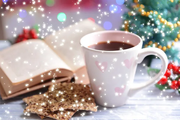 Složení knihy s šálkem kávy a Vánoční dekorace na stůl na světlé pozadí — Stock fotografie