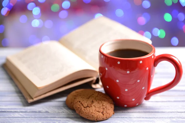 Composición del libro con taza de café en la mesa sobre fondo brillante — Foto de Stock