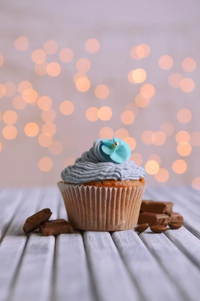 Leckere Cupcake mit Buttercreme, auf Farbe Holztisch, auf Licht Hintergrund — Stockfoto