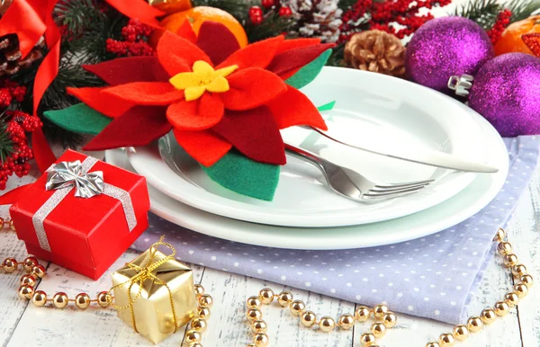 Cenário de mesa de Natal com decorações festivas close-up — Fotografia de Stock