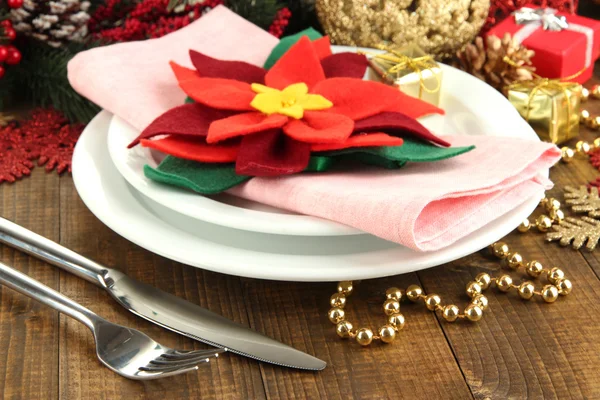 Weihnachtliche Tischdekoration mit festlicher Dekoration hautnah — Stockfoto