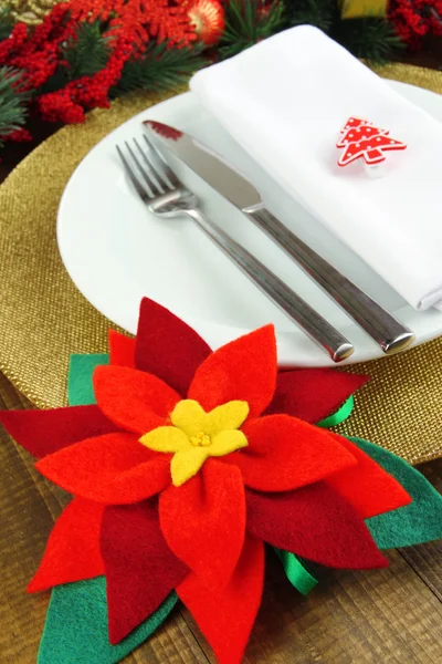 Mesa de Navidad con decoraciones festivas de cerca —  Fotos de Stock