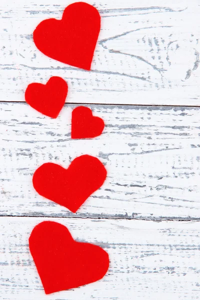 Belos corações decorativos no fundo de madeira velha — Fotografia de Stock