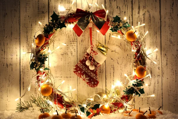 Krásný vánoční věnec, na dřevěné pozadí — Stock fotografie