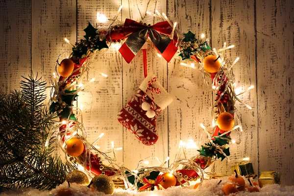 美丽的圣诞花环，木制的背景上 — 图库照片