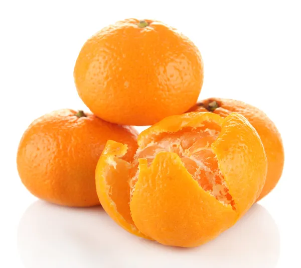 Tangerinas maduras isoladas sobre branco — Fotografia de Stock