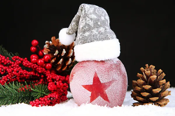 Siyah arka plan üzerinde snow star Holiday apple ile buzlu — Stok fotoğraf