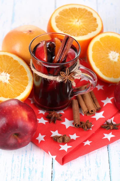 Fragrante vinho quente em vidro em guardanapo e mesa de madeira close-up — Fotografia de Stock