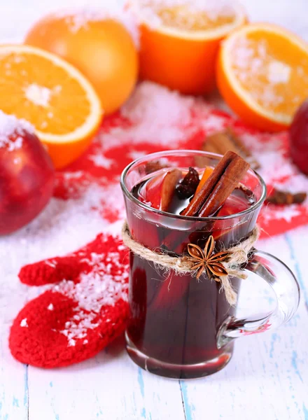 Vino caliente fragante en vaso sobre nieve de cerca — Foto de Stock