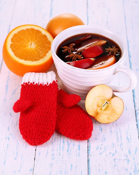 Geurige glühwein in kom op houten tafel close-up — Stockfoto