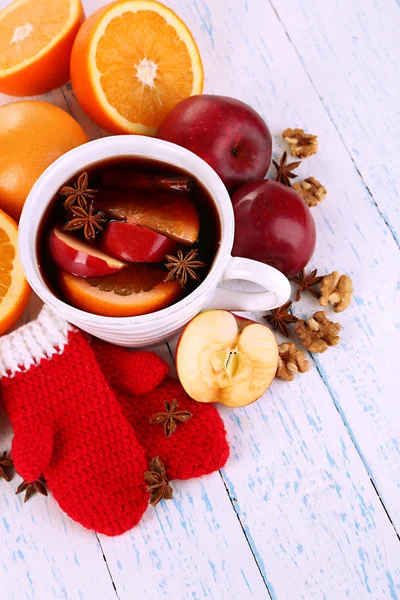 Duftender Glühwein in Schale auf Holztisch in Großaufnahme — Stockfoto