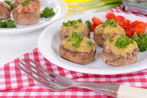 Las setas rellenas en el plato a la mesa el primer plano — Foto de Stock