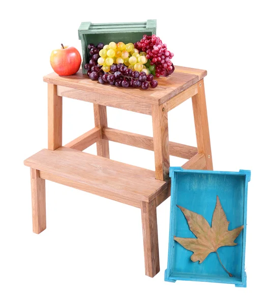 Caja de madera con frutas, en una pequeña escalera de madera, aislada en blanco — Foto de Stock