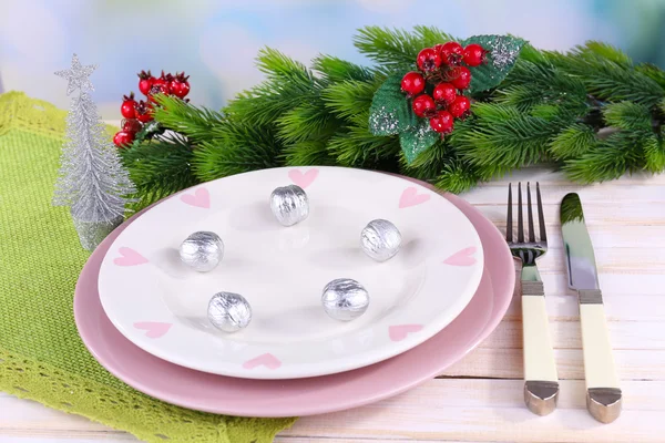 Набір посуду для різдвяної вечері, на столі, на світлому фоні — стокове фото