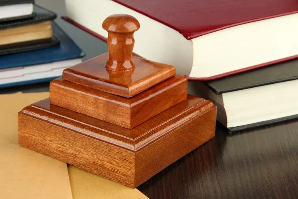 Cap kayu dengan notepads dan buku di atas meja — Stok Foto