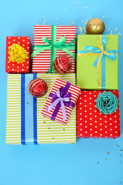 Lüks şeritler renk arka plan üzerinde birçok renkli hediyeler — Stok fotoğraf
