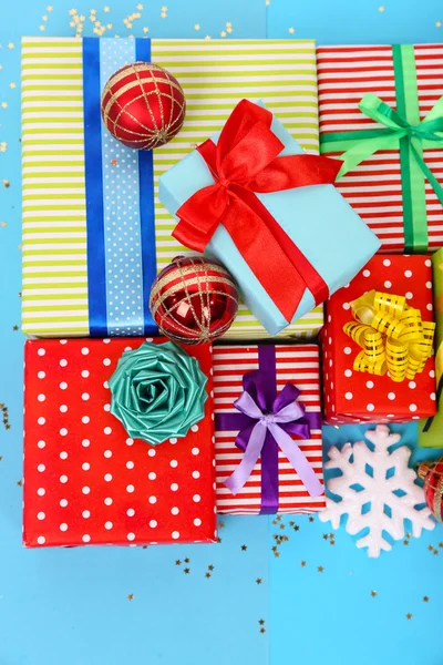 Many colorful presents with luxury ribbons on color background — Stock Photo, Image