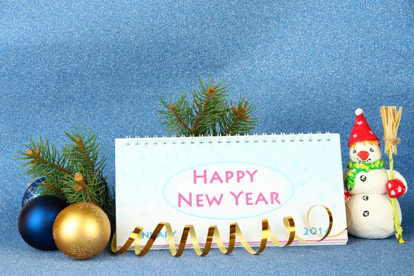 Kalendarz, nowy rok wystrój i jodła drzewo na niebieskim tle — Zdjęcie stockowe