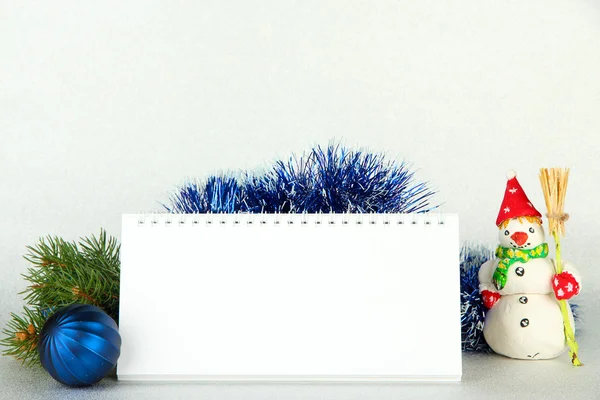 Lege kalender, Nieuwjaar decor en fir tree op lichte achtergrond — Stockfoto
