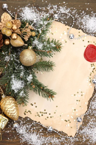木製の背景上のヴィンテージ紙とクリスマス装飾フレーム — ストック写真