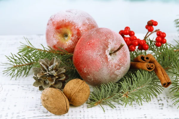 Composición navideña con manzanas rojas de invierno en la mesa de cerca — Foto de Stock