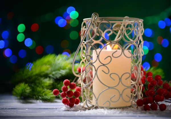 在明亮的背景背景上木制的桌子上的蜡烛，圣诞树芽 — 图库照片