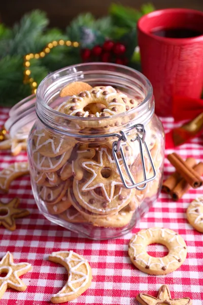 Deliciosas galletas de Navidad en frasco en primer plano de la mesa —  Fotos de Stock