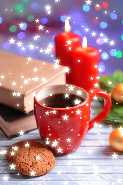 Komposition von Buch mit Tasse Kaffee und Weihnachtsdekoration auf Tisch auf hellem Hintergrund — Stockfoto