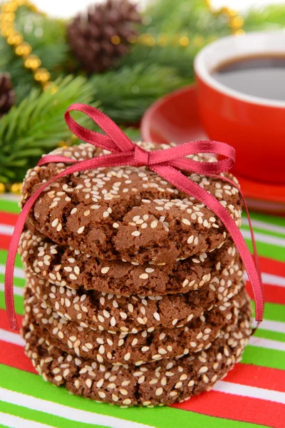 Biscoitos doces com xícara de chá na mesa close-up — Fotografia de Stock